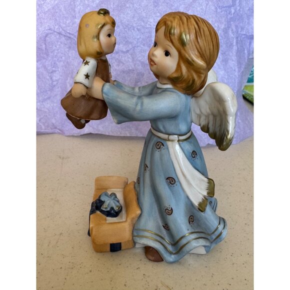 Goebel Annual Angel Figurine  Holiday Surprised  86/20,000 Limited Edition 2004 - Picture 1 of 8